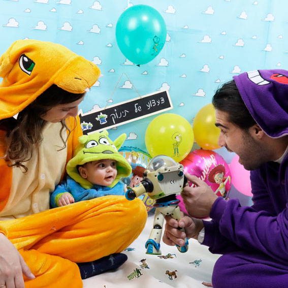 צילומי סטודיו - צעצוע של תינוק